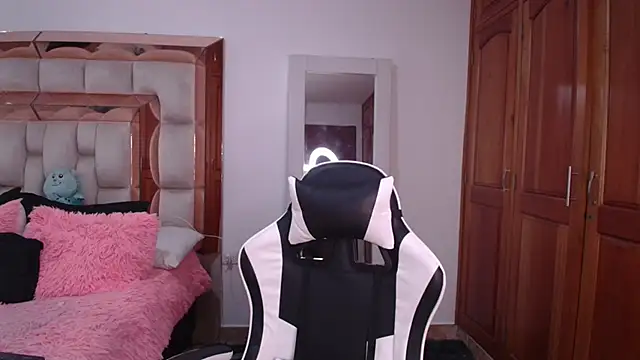 emilyaboott online show from April 2026 09:19:01 PM