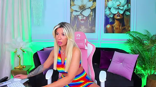 Snapshot of TheBaeWatch chatting on September 2025 04:03:01 AM TheBaeWatch online show from September 2025 04:03:01 AM