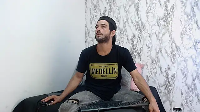 Snapshot of Moon_and_aaron chatting on February 2026 03:40:01 AM Moon and aaron online show from February 2026 03:40:01 AM