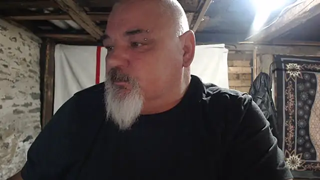 Newfiesausage1972 online show from December 2025 10:09:01 AM