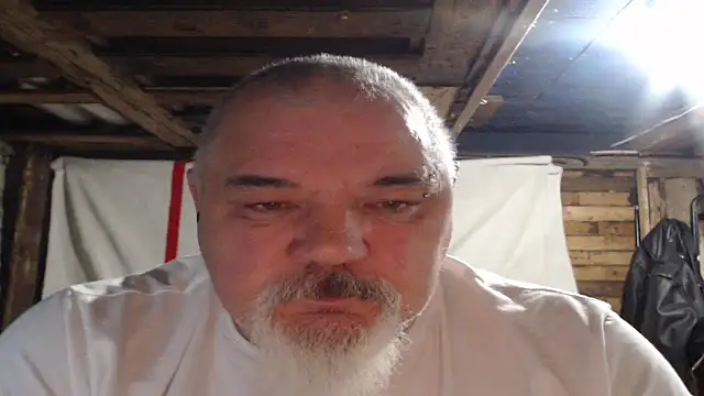 Newfiesausage1972 online show from December 2025 09:49:01 AM