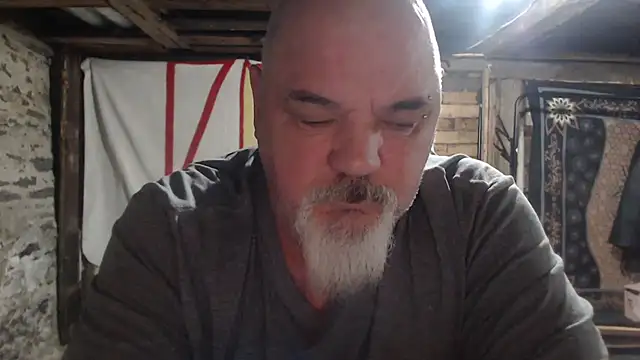 Newfiesausage1972 online show from January 2026 10:39:02 AM