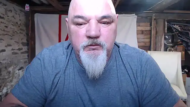 Newfiesausage1972 online show from February 2026 04:14:02 PM