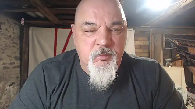 Newfiesausage1972 online show from March 2026 07:09:02 AM