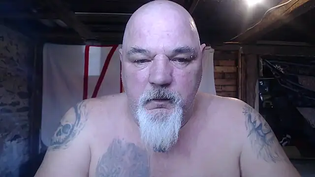 Newfiesausage1972 online show from March 2026 03:28:01 PM