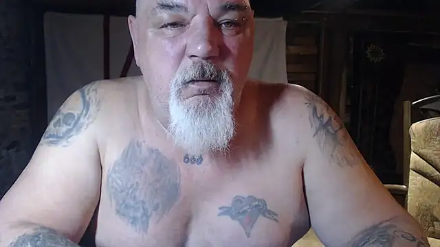 Newfiesausage1972 online show from April 2026 10:13:02 AM