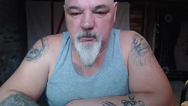 Newfiesausage1972 online show from April 2026 08:32:02 PM