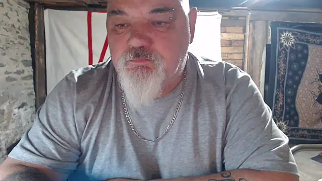 Newfiesausage1972 online show from May 2026 03:33:02 AM