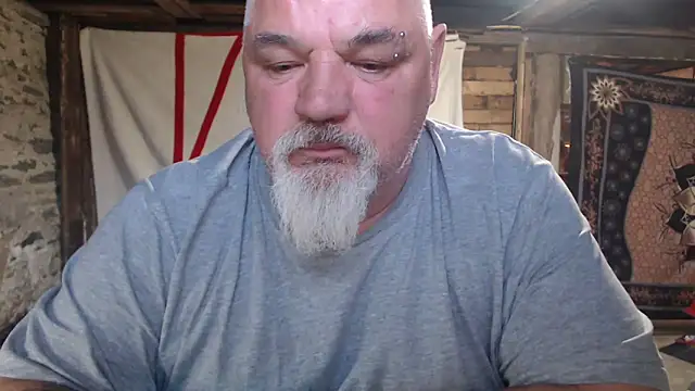 Newfiesausage1972 online show from May 2026 11:43:02 PM