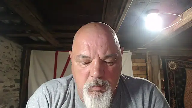 Newfiesausage1972 online show from June 2026 09:48:02 AM