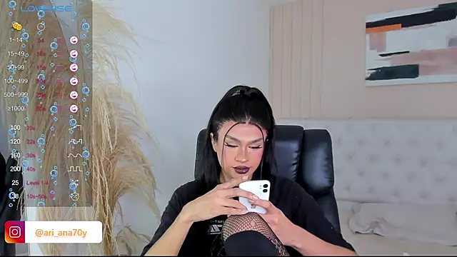 Snapshot of LOISE-XX chatting on September 2025 05:29:01 AM LOISE-XX online show from September 2025 05:29:01 AM