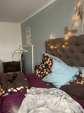 Liana Lou online show from April 2026 11:15:01 AM