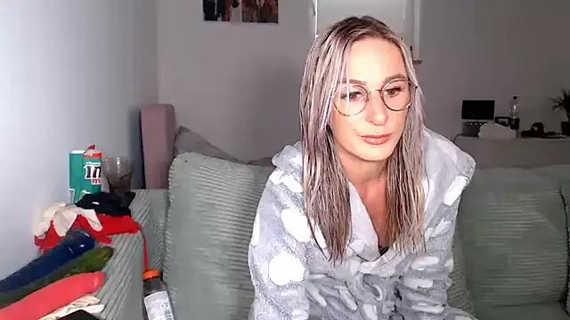 Liana Lou online show from June 2026 12:52:01 PM
