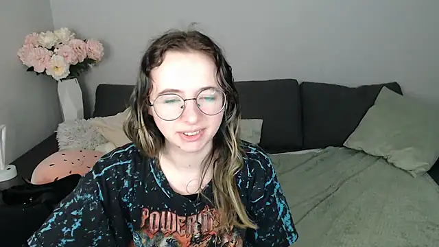 Mini Diva online show from October 2025 09:04:01 AM