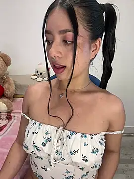 Snapshot of AliceJovovich chatting on January 2025 05:46:01 PM AliceJovovich online show from January 2025 05:46:01 PM