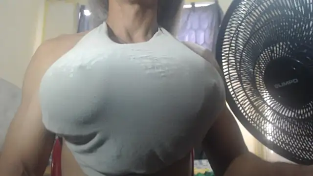 Snapshot of DanielaMuscleTS chatting on December 2025 07:20:02 PM DanielaMuscleTS online show from December 2025 07:20:02 PM