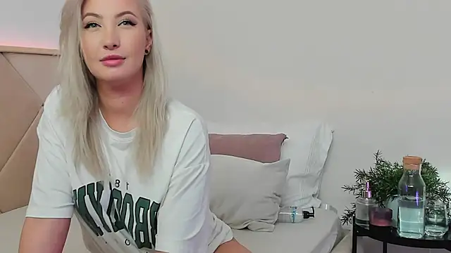 LilouKat online show from January 2025 11:00:02 AM