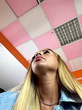 Snapshot of LovingBlondie chatting on January 2026 03:33:01 AM LovingBlondie online show from January 2026 03:33:01 AM