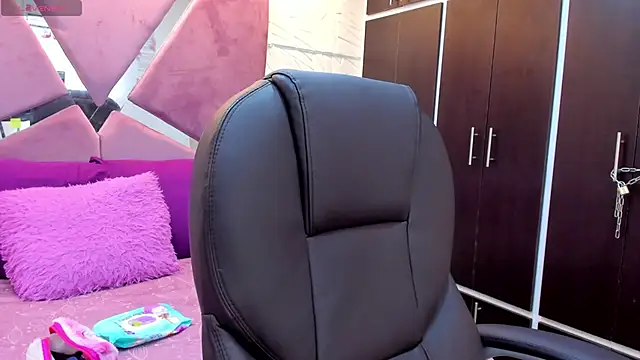 Charlotte Ice1 online show from October 2025 05:20:02 PM