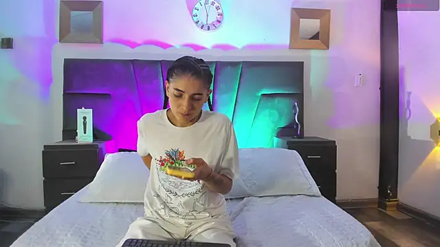 AndreaAndKarina online show from December 2024 06:20:01 PM