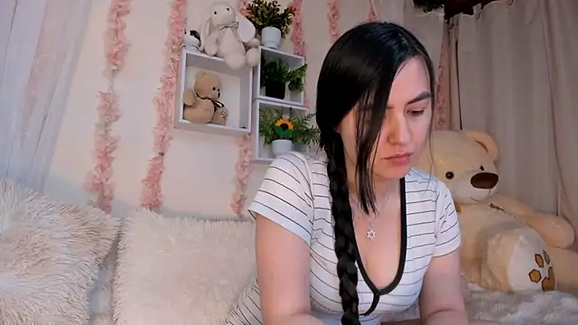 Idara and Edahi01 online show from April 2026 01:03:01 AM