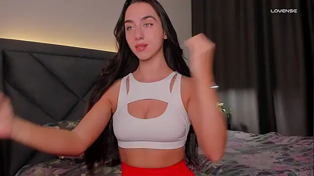 R a v e n online show from April 2026 07:58:02 PM