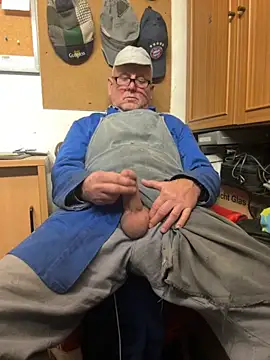 Snapshot of oldgayman chatting on November 2025 07:24:01 PM oldgayman online show from November 2025 07:24:01 PM