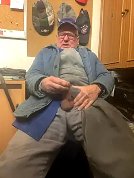 Snapshot of oldgayman chatting on November 2025 06:38:02 AM oldgayman online show from November 2025 06:38:02 AM