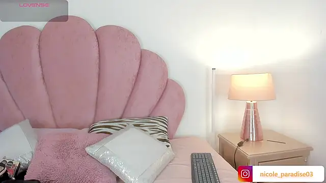 Snapshot of Nicole_Paradise chatting on June 2026 01:15:02 PM Nicole Paradise online show from June 2026 01:15:02 PM