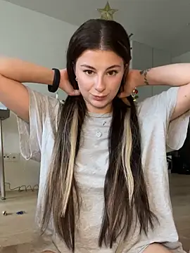 Mia-Minou online show from November 2025 12:30:01 PM