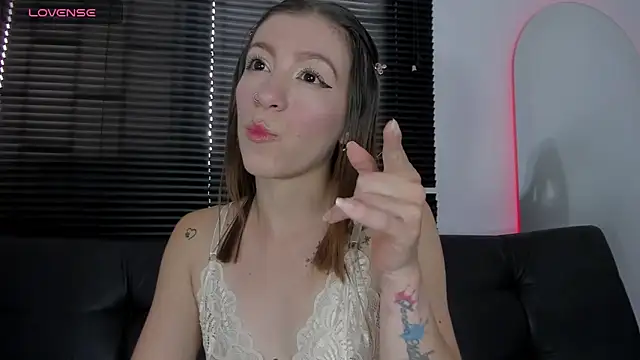 Snapshot of roxanne_jones1 chatting on April 2026 09:27:01 PM roxanne jones1 online show from April 2026 09:27:01 PM