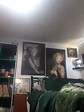 Snapshot of valleyoneofakind chatting on December 2025 08:46:01 PM valleyoneofakind online show from December 2025 08:46:01 PM