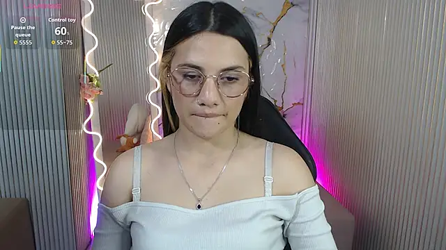 Snapshot of Chiara_tay chatting on May 2026 07:08:01 PM Chiara tay online show from May 2026 07:08:01 PM