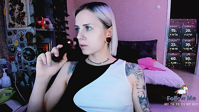 NaniMoore online show from December 2025 08:05:01 PM