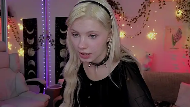 Snapshot of Moonlight_Mia chatting on October 2025 11:21:02 PM Moonlight Mia online show from October 2025 11:21:02 PM