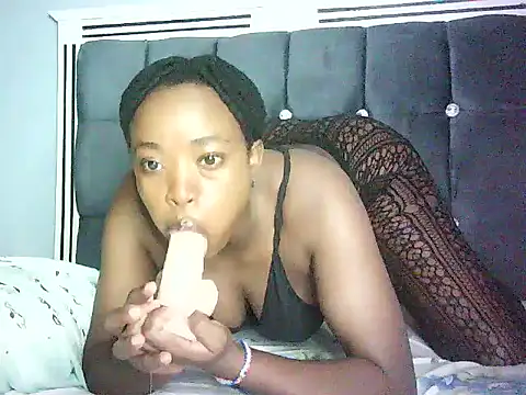 Snapshot of Cryaluna chatting on May 2026 04:07:01 AM Cryaluna online show from May 2026 04:07:01 AM
