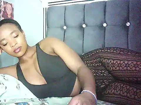 Snapshot of Cryaluna chatting on May 2026 07:35:01 AM Cryaluna online show from May 2026 07:35:01 AM
