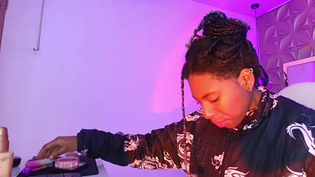 Queen perla  online show from April 2026 12:19:02 PM