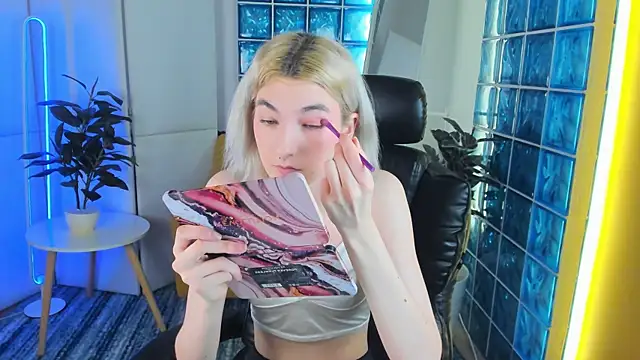 Snapshot of Mia_Cheers chatting on January 2025 01:42:02 PM Mia Cheers online show from January 2025 01:42:02 PM