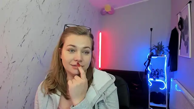 holly xglam online show from February 2026 08:02:01 PM