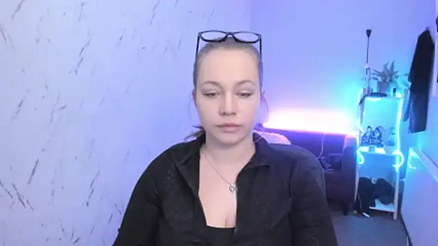 holly xglam online show from April 2026 05:19:02 PM