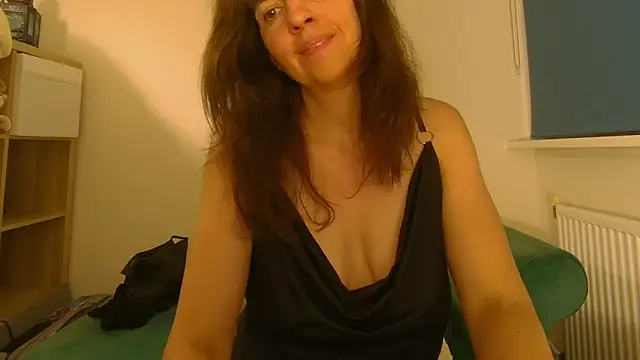 Snapshot of Ella_Next_Door chatting on May 2026 09:35:02 PM Ella Next Door online show from May 2026 09:35:02 PM