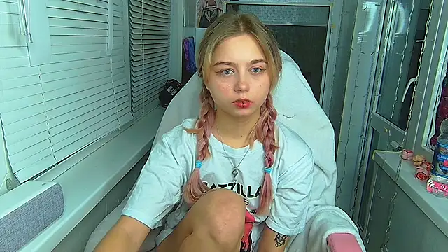 Snapshot of Olivka_Grr chatting on January 2025 02:25:01 PM Olivka Grr online show from January 2025 02:25:01 PM