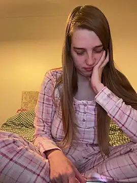 Snapshot of EvieRoseex chatting on December 2024 04:17:01 PM EvieRoseex online show from December 2024 04:17:01 PM