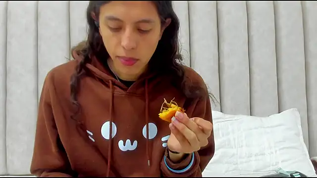 Snapshot of FreyaMoller chatting on December 2025 01:28:02 PM FreyaMoller online show from December 2025 01:28:02 PM