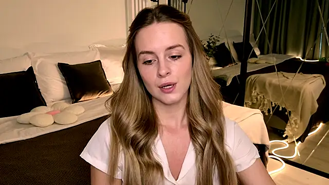 RozzitaBedberry online show from April 2026 01:11:01 PM