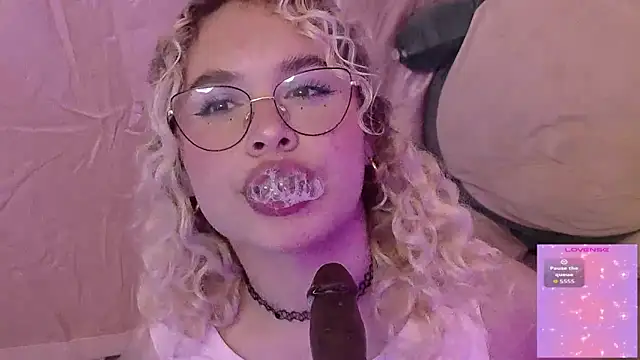 Snapshot of Haelycute chatting on May 2026 11:32:01 PM Haelycute online show from May 2026 11:32:01 PM