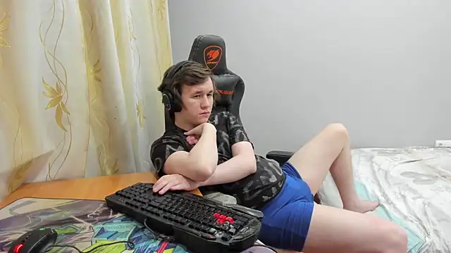 iliaskrislove online show from April 2026 06:24:02 PM