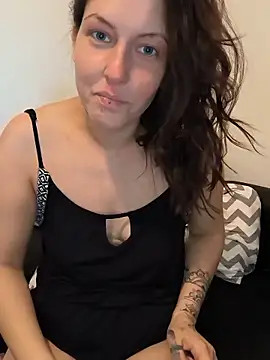 Snapshot of Linalicious chatting on May 2026 12:00:02 PM Linalicious online show from May 2026 12:00:02 PM