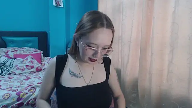 Liaroberts1 online show from February 2025 12:08:01 PM